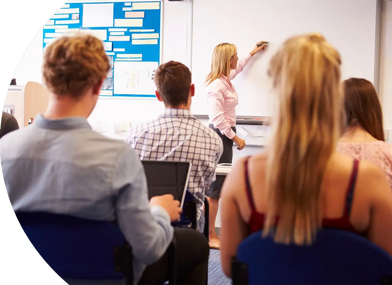 Klasa w prywatnym liceum z uczniami